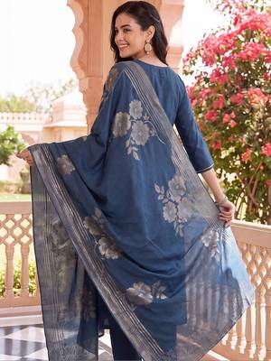 women ethnic motifs embroidered regular kurta with trousers & with dupatta 2