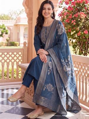 women ethnic motifs embroidered regular kurta with trousers & with dupatta 3