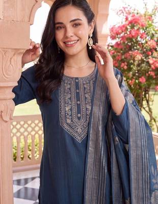 women ethnic motifs embroidered regular kurta with trousers & with dupatta 4