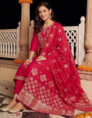 women ethnic motifs embroidered regular kurta with trousers & with dupatta 4