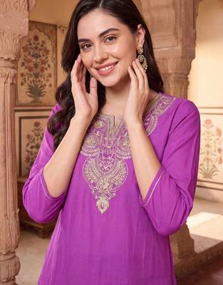 women ethnic motifs embroidered regular thread work kurta with trousers 4