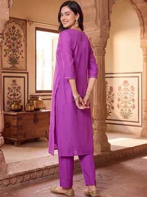 women ethnic motifs embroidered regular thread work kurta with trousers 5