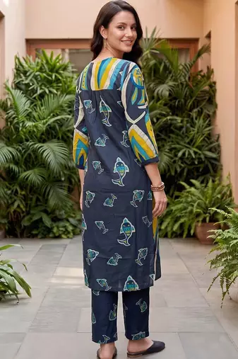 women animal printed regular cotton kurta with trousers