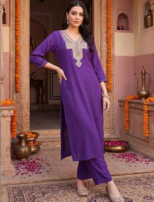 women ethnic motifs embroidered regular thread work kurta with trousers 2