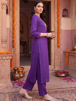 women ethnic motifs embroidered regular thread work kurta with trousers 4