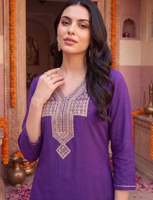 women ethnic motifs embroidered regular thread work kurta with trousers 5