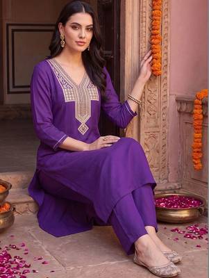 women ethnic motifs embroidered regular thread work kurta with trousers 6