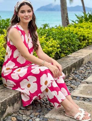 women floral printed regular cotton kurta with trousers 6