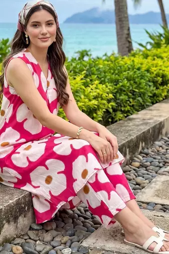 women floral printed regular cotton kurta with trousers