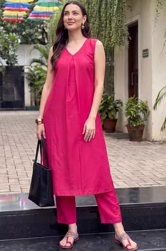 women regular kurta with trousers