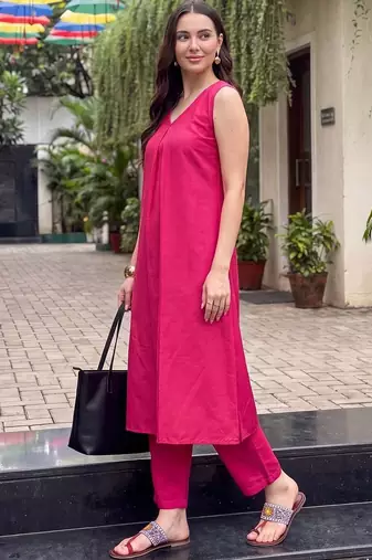 women regular kurta with trousers