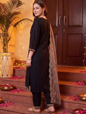 women ethnic motifs embroidered regular thread work kurta with trousers & with dupatta 2