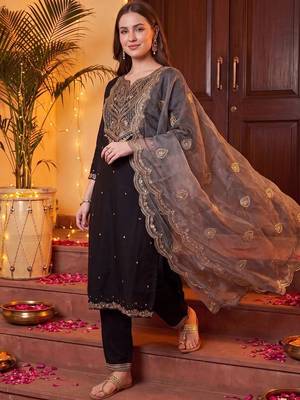 women ethnic motifs embroidered regular thread work kurta with trousers & with dupatta 3