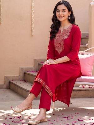 women ethnic motifs embroidered regular thread work kurta with trousers 2