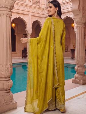 women ethnic motifs embroidered regular kurta with sharara & with dupatta 4