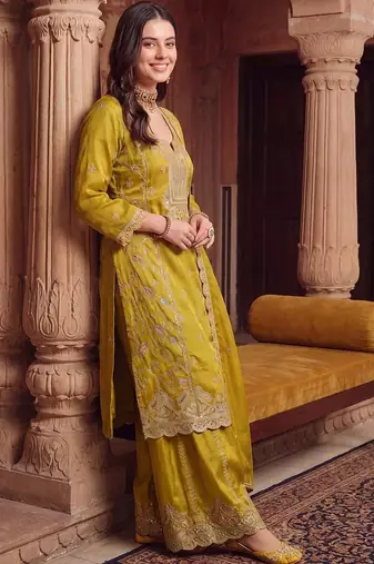 women ethnic motifs embroidered regular kurta with sharara & with dupatta