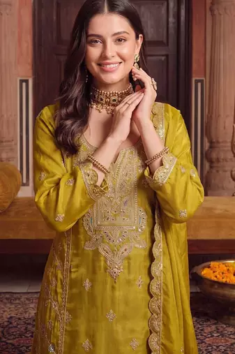 women ethnic motifs embroidered regular kurta with sharara & with dupatta