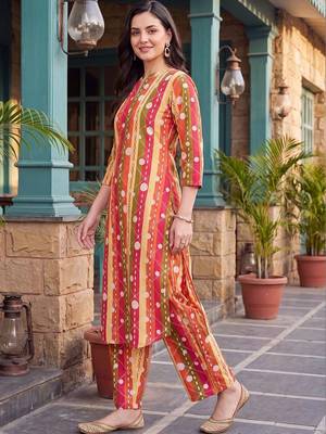 women printed regular cotton kurta with trousers 2