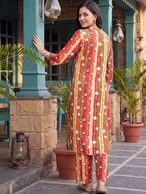 women printed regular cotton kurta with trousers 3