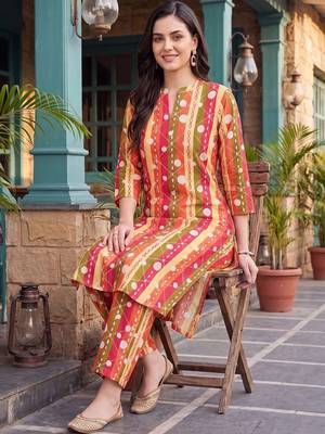 women printed regular cotton kurta with trousers 6