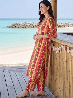 women printed regular cotton kurta with trousers 4