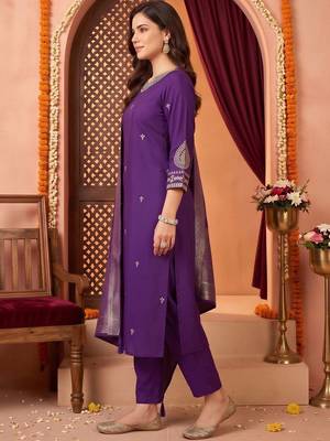 women ethnic motifs embroidered regular kurta with trousers & with dupatta 3