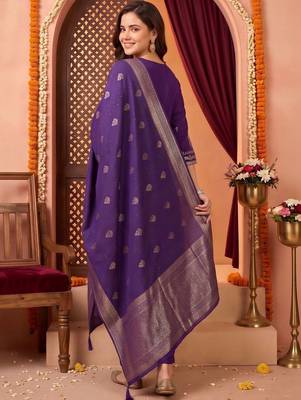 women ethnic motifs embroidered regular kurta with trousers & with dupatta 4