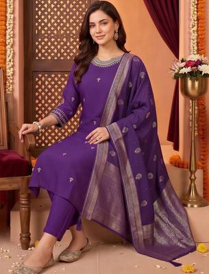 women ethnic motifs embroidered regular kurta with trousers & with dupatta 5