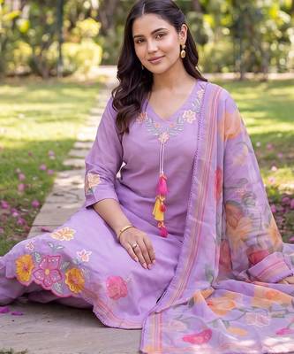 women floral embroidered regular thread work kurta with trousers & with dupatta 2
