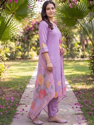 women floral embroidered regular thread work kurta with trousers & with dupatta 4