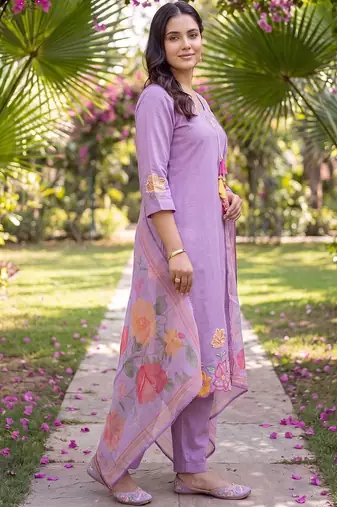 women floral embroidered regular thread work kurta with trousers & with dupatta