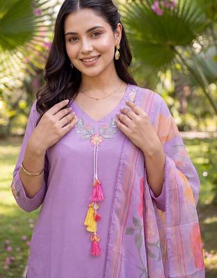 women floral embroidered regular thread work kurta with trousers & with dupatta 5