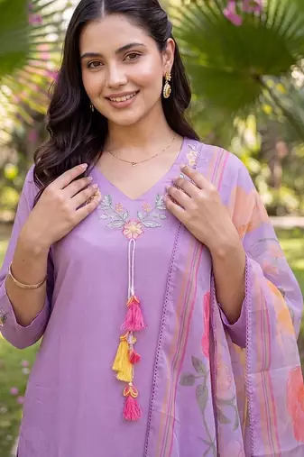 women floral embroidered regular thread work kurta with trousers & with dupatta