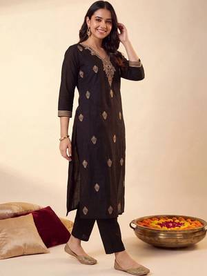 women ethnic motifs embroidered regular thread work kurta with trousers 2