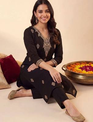 women ethnic motifs embroidered regular thread work kurta with trousers 3