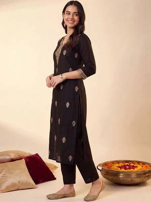 women ethnic motifs embroidered regular thread work kurta with trousers 4