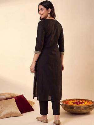 women ethnic motifs embroidered regular thread work kurta with trousers 5