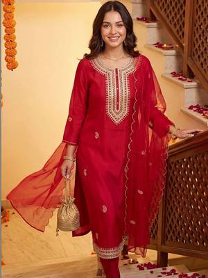 women ethnic motifs embroidered regular kurta with trousers & with dupatta 3