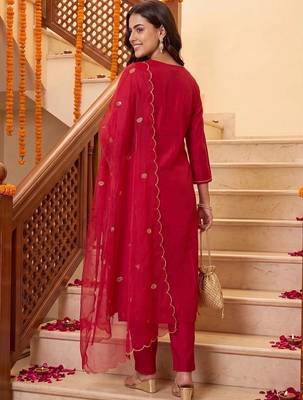 women ethnic motifs embroidered regular kurta with trousers & with dupatta 4