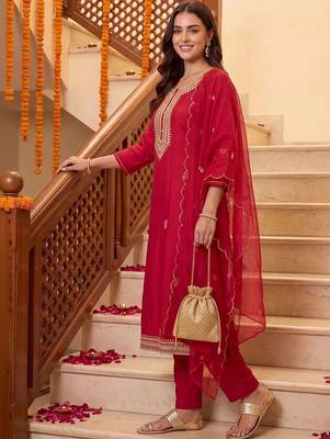 women ethnic motifs embroidered regular kurta with trousers & with dupatta 6