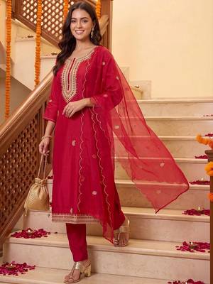 women ethnic motifs embroidered regular kurta with trousers & with dupatta 7