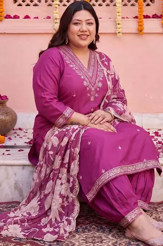women floral embroidered regular kurta with salwar & with dupatta