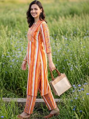 women ethnic motifs printed regular cotton kurta with trousers 3