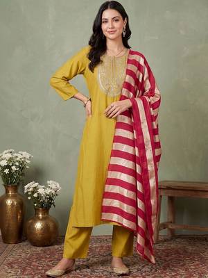 women ethnic motifs embroidered regular thread work kurta with trousers & with dupatta 1