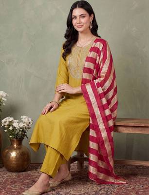women ethnic motifs embroidered regular thread work kurta with trousers & with dupatta 2