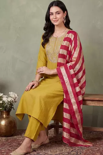 women ethnic motifs embroidered regular thread work kurta with trousers & with dupatta