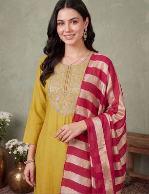 women ethnic motifs embroidered regular thread work kurta with trousers & with dupatta 3