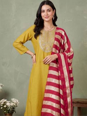 women ethnic motifs embroidered regular thread work kurta with trousers & with dupatta 4