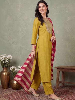 women ethnic motifs embroidered regular thread work kurta with trousers & with dupatta 5