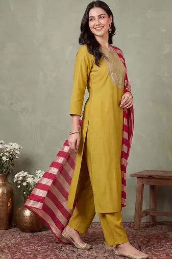 women ethnic motifs embroidered regular thread work kurta with trousers & with dupatta